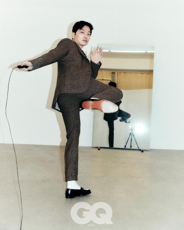 Cravate et blouson en cuir : Jung Hoyeon, l'héroïne de «Squid Game