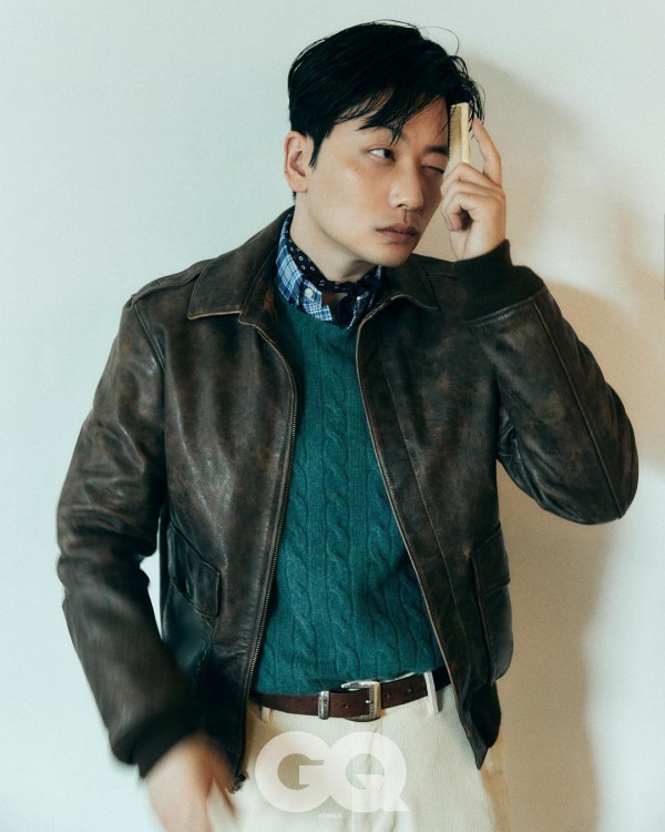 Cravate et blouson en cuir : Jung Hoyeon, l'héroïne de «Squid Game