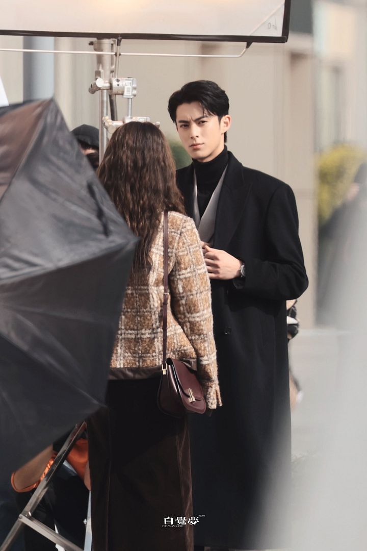 Premier regard sur Dylan Wang et Bai Lu en train de filmer un drame en C de romance moderne