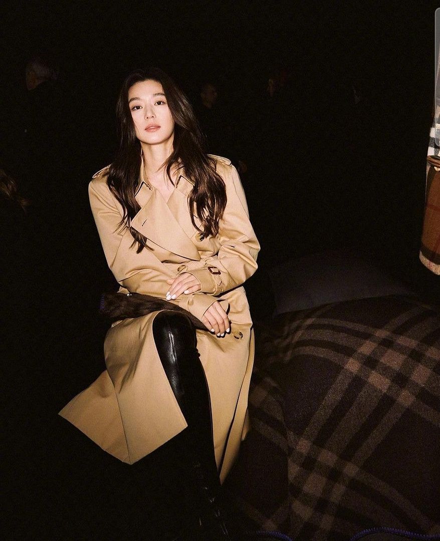 Jeon Ji Hyun Setzt Ihre Unveränderliche Schönheit Im Klassischen Stil Bei Der Burberry Fashion