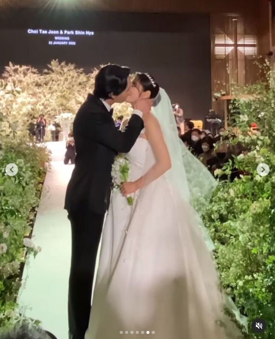 Siêu đám cưới Park Shin Hye Lễ đường bao trùm bởi hoa tươi trắng tinh cô  dâu diện váy cưới khủng loạt idol đình đám đến hát mừng