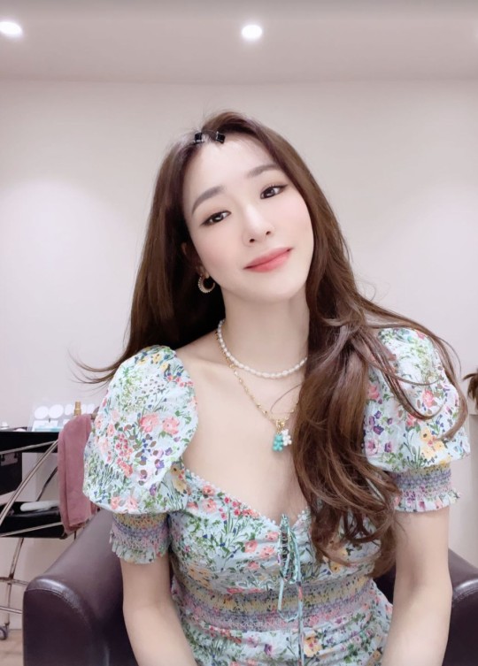 ティファニー 花柄ワンピース着反転グラマー発散笑顔 スターin K Pop News Inside