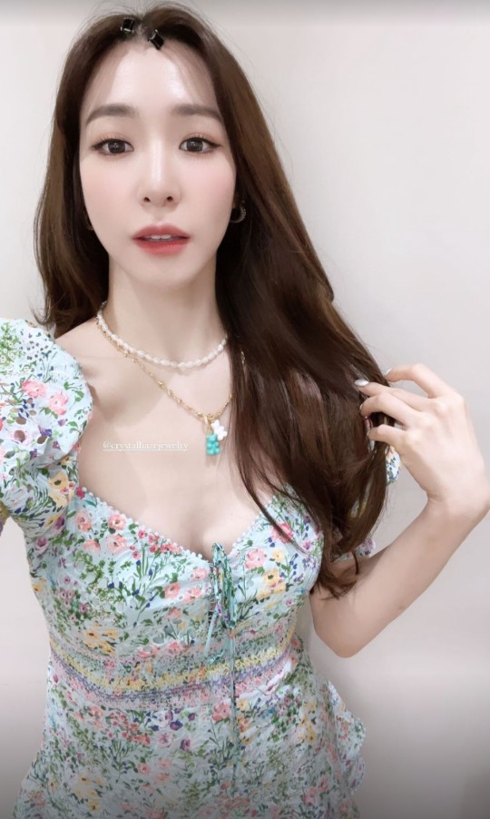 ティファニー 花柄ワンピース着反転グラマー発散笑顔 スターin K Pop News Inside